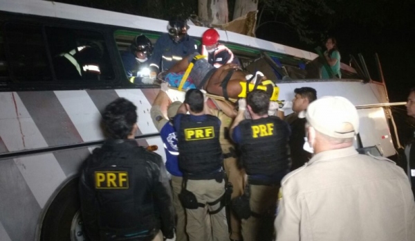 VÃtimas são resgatadas do ônibus (Foto: PolÃcia Rodoviária Federal/PRF).