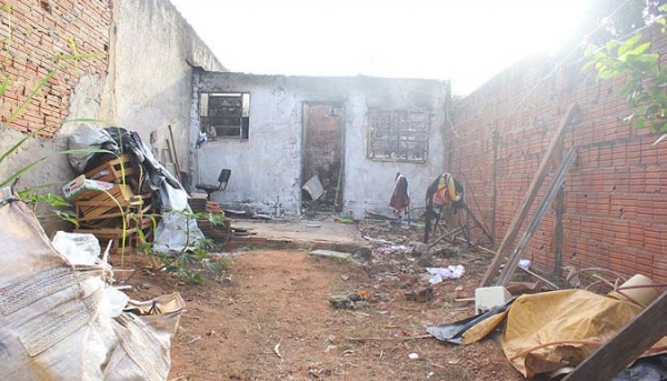 Incêndio numa casa de alvenaria do Jardim Brasilândia resultou na morte de um homem de 38 anos (Fotos: Lucas Mello/JR)