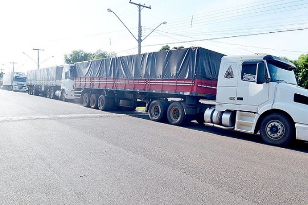 Carretas apreendidas estacionadas na avenida Paulista, em Paulicéia, em frente o Grupamento da Polícia Militar (Foto: Alex Barreto/JR).