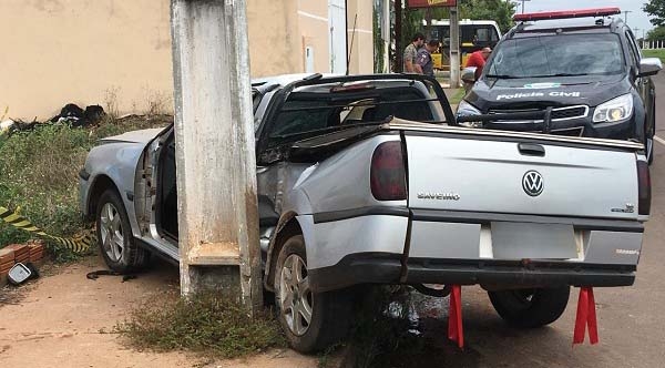 Saveiro parou após colidir-se contra um poste, na via pública (Foto: Carlos Volpi/Jornal Regional/Portal Regional).