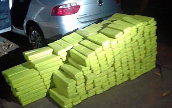 Carro estava abandonado com carregamento de drogas, que pesaram 395,2 quilos (Fotos: Cedidas/PM).