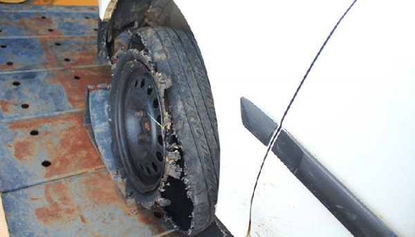 Carro foi alvejado por tiros, disparados pelos policiais (Foto: Lucas Mello/Jornal Regional/Portal Regional).