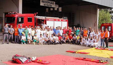 Bombeiros e todos os participantes após o encerramento do simulado na Fruteza (Foto: Viviane Santos/JR)