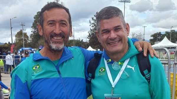 Com a conquista, o docente do curso de Educação Física do Centro Universitário de Adamantina, Prof. Me. Carlos Barbosa (à esquerda), soma agora como treinador três títulos Sul-Americanos em sua carreira (Acervo Pessoal).