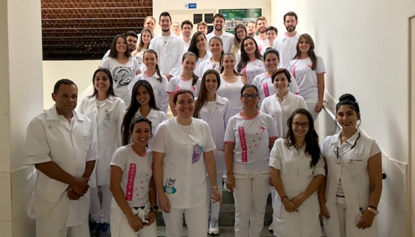 Curso de Medicina Veterinária participa da campanha Outubro Rosa (Foto: Gabriel Guelpa).