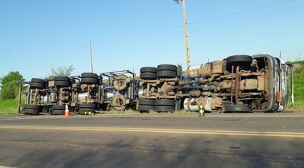 Condutor do caminhão-tanque disse que um veÃculo cruzou a sua frente e com isso houve o acidente (Foto: Reprodução/Portal Regional)