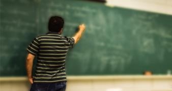 Alunos serão indenizados por conduta inadequada de professor em avaliação (Imagem: Ilustração).