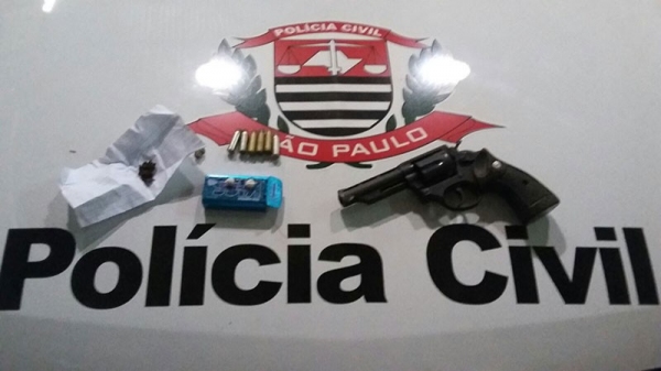 Arma, munições e drogas encontradas em um bar nas proximidades do local do crime (Foto: Divulgação )