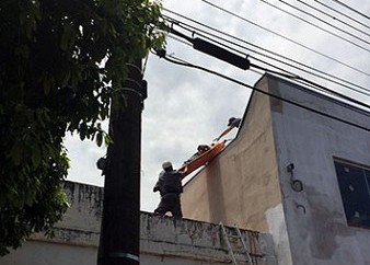 Pintor encostou pincel na fiação e recebeu descarga elétrica, sendo socorrido no telhado (Imagem: Jornal Regional/Portal Regional - Dracena).