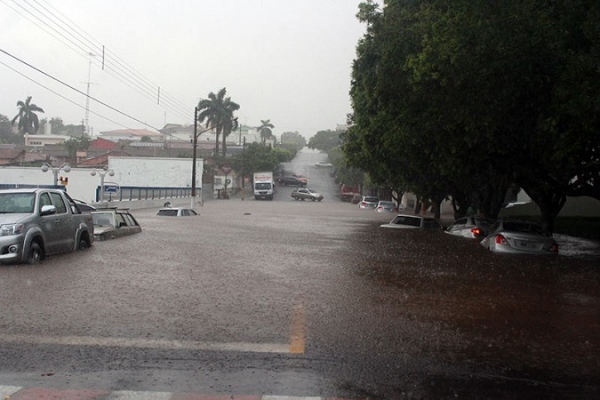 Cena de metrópoles: carros ficaram submersos na Avenida dos Expedicionários, com a chuva de ontem à tarde, em Dracena (Foto: Viviane Santos/JR).