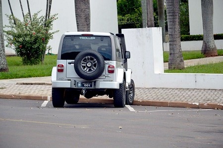 Internauta registrou imagem do carro particular do prefeito com a placa do Poder Executivo, estacionado em frente à antiga Câmara Municipal (Foto: Divulgação)