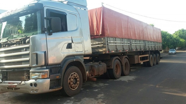 Carreta que transportava os 450 mil maços de cigarros provenientes de contrabando do Paraguai (Foto: Divulgação)