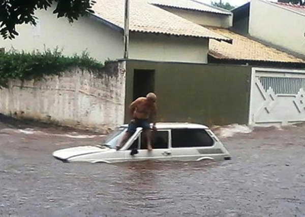 Imagem feita por um morador mostra situação de alagamento na Alameda Santa Cruz (Foto: Arquivo Pessoal).