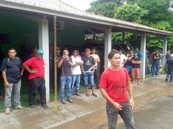 Cerca de 100 trabalhadores rurais invadiram a usina na manhã de ontem (Foto: Divulgação ).
