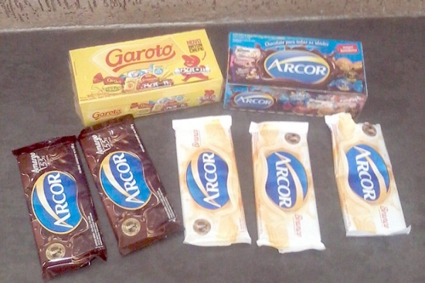 Barras de chocolates e caixas de bombons furtadas de supermercado em Junqueirópolis (Foto: Cedida/Polícia Militar).
