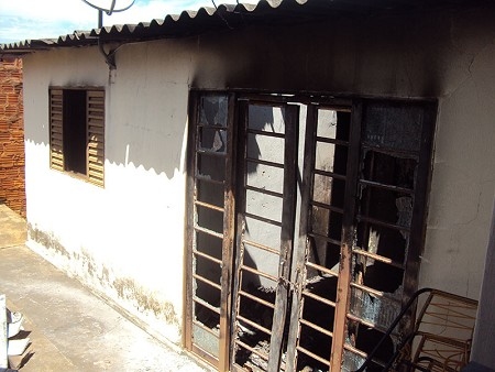 A casa ficou destruída após ser atingida pelo fogo (Foto: Marcos Maia/Jornal Regional/Portal Regional - Dracena).