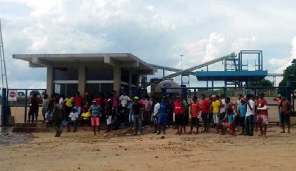 Trabalhadores vindos de Estados do nordeste, contratados pela Usina, ficaram acampados na porta da empresa para reivindicar pagamentos (Foto: Reprodução).