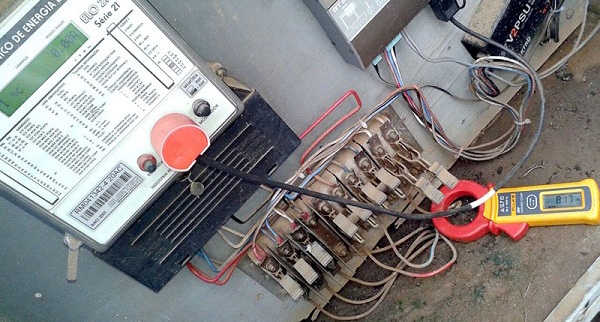 Um dos relógios de energia elétrica que teve a constatação da ação criminosa (Foto: Cedida/Polícia Civil).