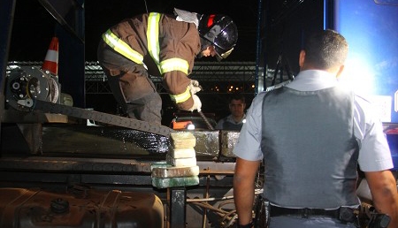 Até os bombeiros precisaram ser acionados para auxiliar na retirada da droga que estava muito bem escondida no caminhão guincho (Foto: Viviane Santos/Jornal Regional/Portal Regional).