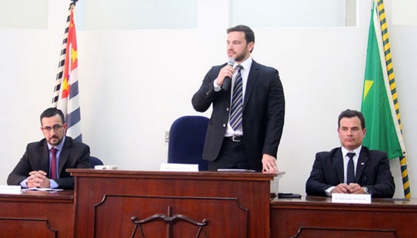 Juiz Marcus Frazão presidiu o ato na sexta-feira à tarde, no salão do júri do Fórum de Dracena (Foto: Viviane Santos/JR).