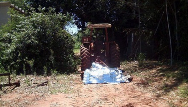 Corpo de Yosunobu Ária que morreu ao ser prensado pela roçadeira do trator em Junqueirópolis (Foto: Cedida Bombeiros de Junqueirópolis. )