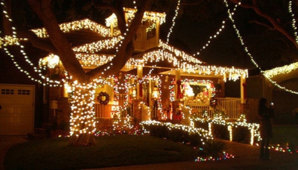 instalação do pisca-pisca deve ser levada em conta, na hora de verificar o consumo de energia elétrica, e o impacto na estrutura existente (Imagem: Ilustração).