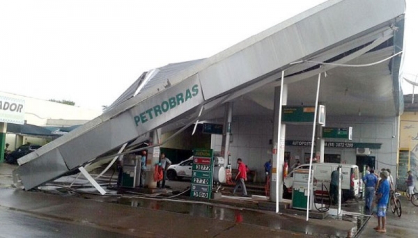 Em Ouro Verde, parte da estrutura da cobertura de um posto de combustíveis cedeu com o vendaval (Foto: Divulgação/ whatsapp)