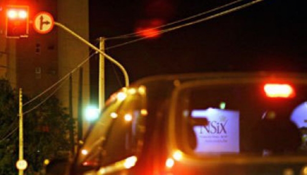 Motorista para no sinal vermelho, durante a madrugada, e é assaltado em Adamantina (Imagem: Ilustração).