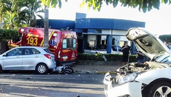 Acidente ontem, no cruzamento do sinaleiro próximo ao AME, envolveu quatro veículos e a UR do Corpo de Bombeiros (Foto: Carlos Volpi/Portal Regional/Jornal Regional/Dracena).