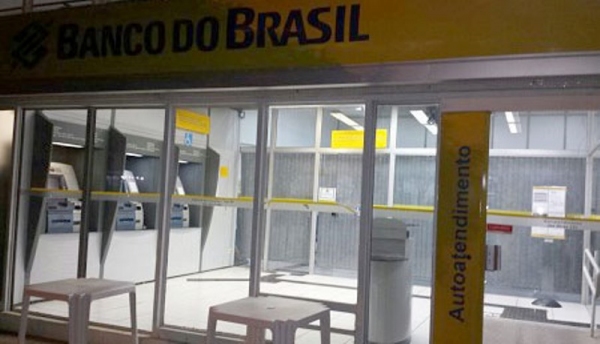 Ladrões entraram na agência utilizando uma chave falsa, desligaram o alarme, furtaram o dinheiro que havia no caixa e depois deixaram o local fechando a porta (Foto: Reprodução/Portal Regional).