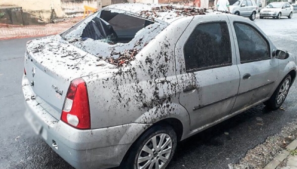 Veículo estacionado acabou sendo atingido por lascas de tijolos, após telhado do barracão desabar (Fotos: Reprodução/Portal Regional/Jornal Regional).