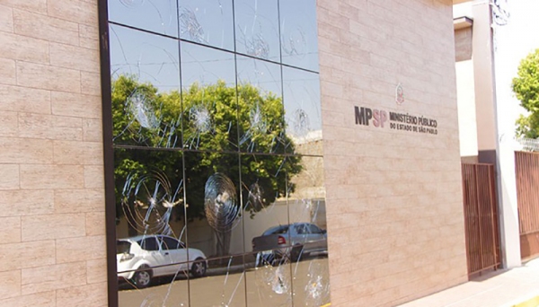 Fachada de vidro do prédio do MPE em Dracena ficou bastante danificada (Foto: Lucas Mello/JR)