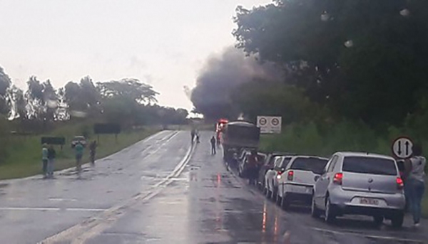 Trânsito não chegou a ser interrompido, mas fluiu com lentidão (Foto: Reprodução/Jornal Regional/Portal Regional/Dracena).