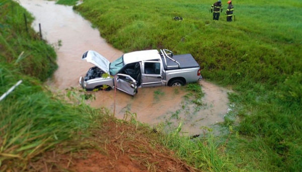 Caminhonete capotou em estrada vicinal e caiu no córrego (Foto: Reprodução/Jornal Regional).