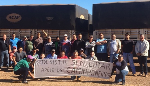 Grupo de caminhoneiros iniciou paralisação no início desta manhã, e não há previsão de retorno (Foto: Reprodução/Portal Regional).