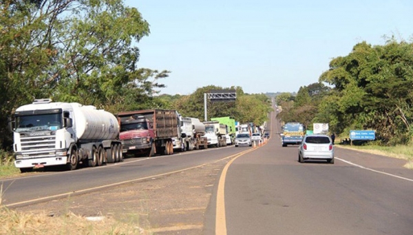 Concentração de caminhoneiros na rotatória do trevo principal de Tupi Paulista (Foto: Jornal Regional/Dracena).