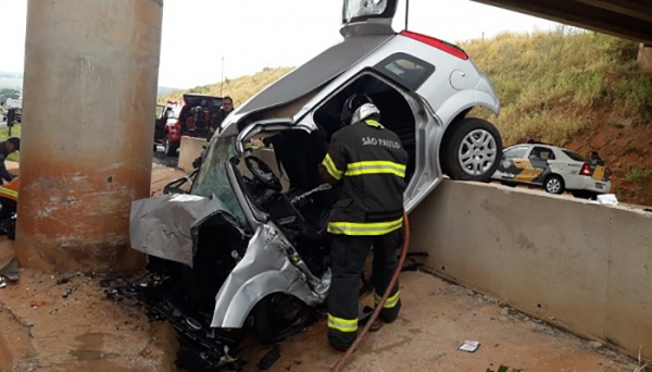 Carro avançou sobre pilar de viaduto, na SP-425, em Indiana. Motorista não resistiu e morreu no local (Fotos: Cedidas/Corpo de Bombeiros).