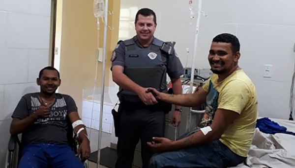 Homens foram resgatados com vida por policiais militares e populares (Foto: Cedida/PM).