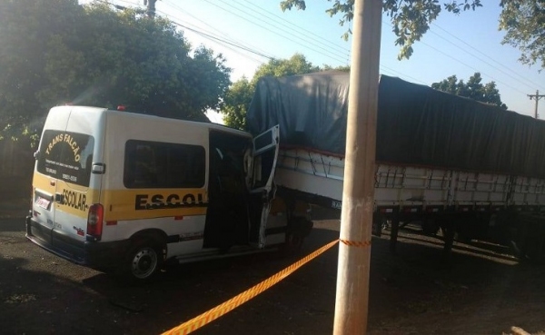 Segundo a PM, motorista da van teria desviado de cachorro solto na rua, quando houve o choque contra carreta estacionada (Reprodução/Portal Regional).
