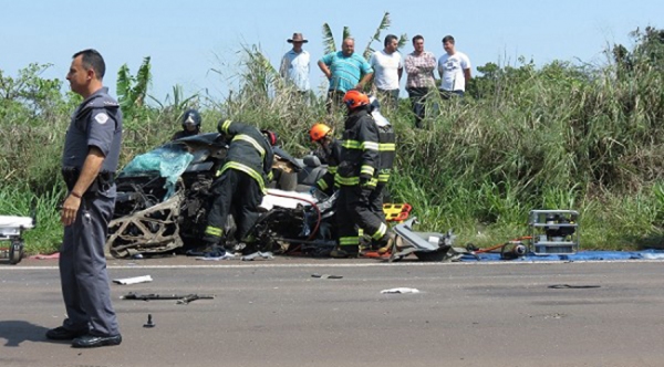 Corolla ficou totalmente destruído após colisão frontal e vitimou um homem de 31 anos (Fotos: Reprodução/Portal Regional).
