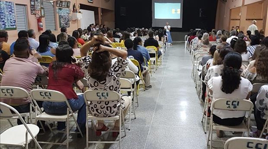 Palestrante Denise Alves Freire fala ao público (Fotos: Divulgação).