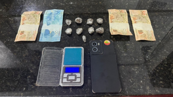 Droga, dinheiro, celular e balan?a apreendidos pela Policia Militar (Cedida/PM).