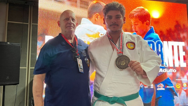 Sensei Antonio Afonso Kazu e o atleta adamantinense Joao Pedro Lima Ferreira da Silva (Cedida).