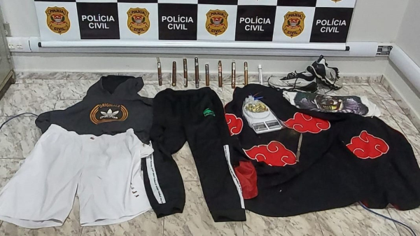 Roupas que suspeitos usaram no dia do furto foram localizadas e apreendidas, juntamente com 20 porcoes de maconha (Cedida/PC).