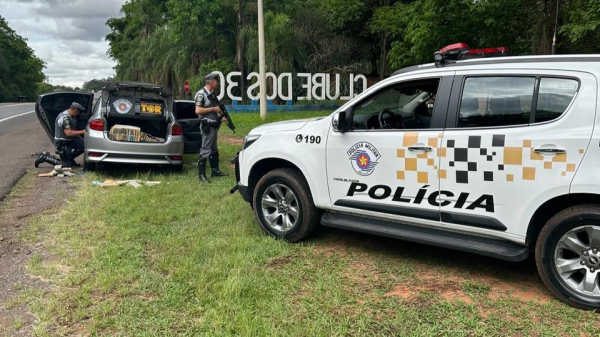 Droga estava no porta-malas do carro com placas de Franca (Cedida/PM Rodoviaria).