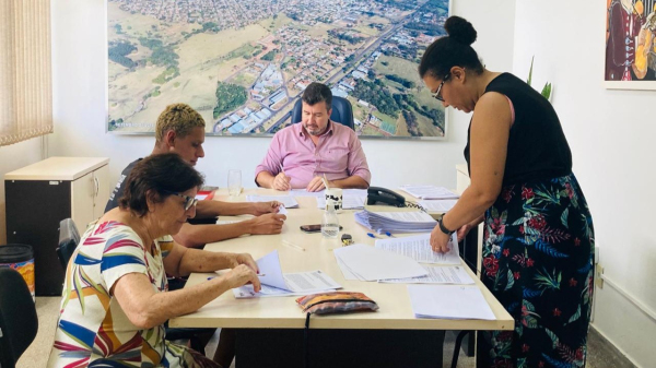 Secretario de cultura e turismo de Adamantina, Sergio Vanderlei, no momento da assinatura dos contratos com artistas locais (Cedida).