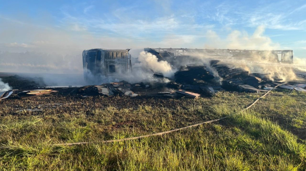 Carreta pegou fogo depois de tombar (Cedida/PM Rodoviaria).