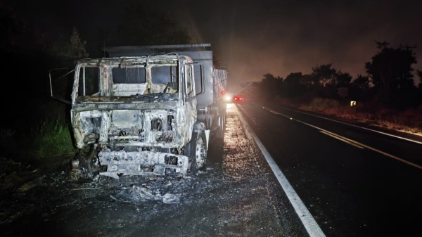 Veiculos pegaram fogo apos a colisao (Cedida/PM Rodoviaria).