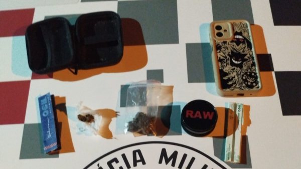 Droga e outros objetos apreendidos pela Policia Militar (Cedida/PM).