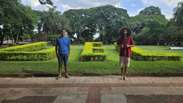 Riquelme Miranda e Felipe Silva de Souza no campus da UEL  (Cedida).